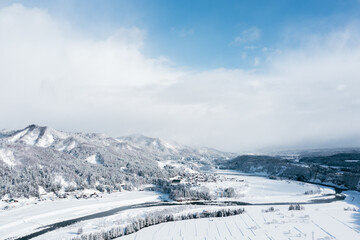 ドローン撮影：雪に覆われた広大な田舎の自然の風景