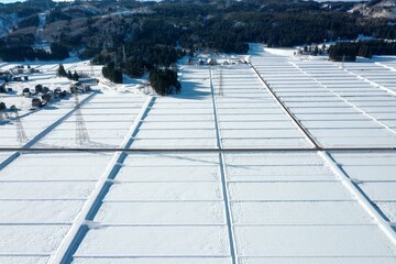 ドローン撮影：雪に覆われた広大な田舎の自然の風景
