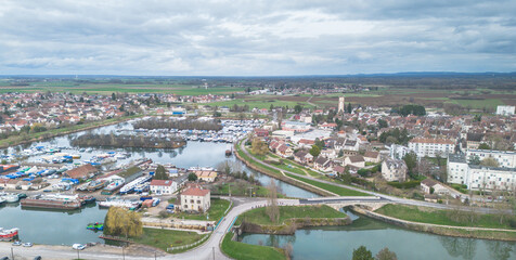 Premier port fluvial de tourisme en France voire d'Europe situé en bord de Saône,...