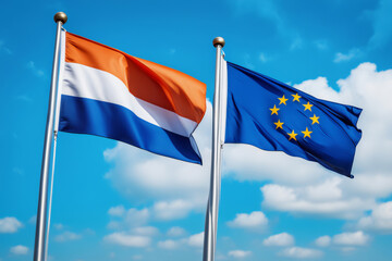 EU und Holland Flagge vor blauem Himmel im Wind als Hintergrund