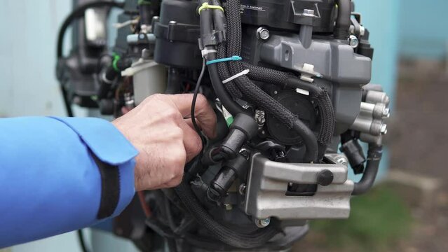 The master performs comprehensive diagnostics and repairs of injection outboard motors.