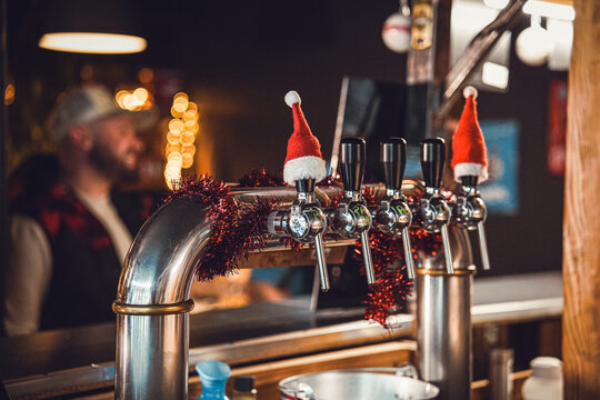 Ambiance chaleureuse dans un bar &agrave; bi&egrave;re de style pub