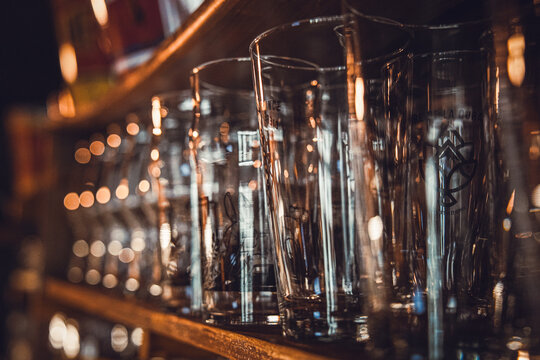 Ambiance chaleureuse dans un bar &agrave; bi&egrave;re de style pub