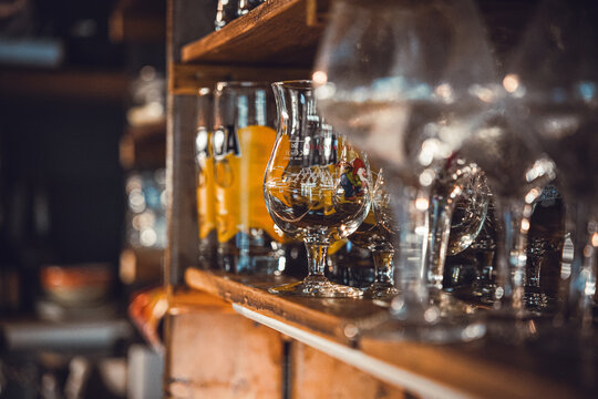 Ambiance chaleureuse dans un bar &agrave; bi&egrave;re de style pub