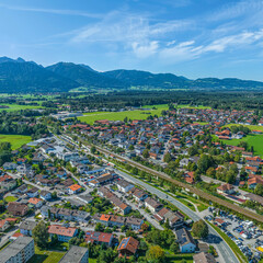 Die Gemeinde Raubling im oberbayerischen Inntal bei Rosenheim im Luftbild