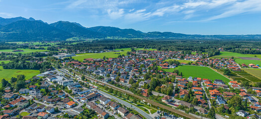 Die Gemeinde Raubling im oberbayerischen Inntal bei Rosenheim im Luftbild, Blick zum Rathaus und...