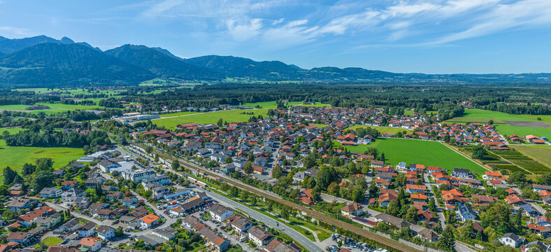 Die Gemeinde Raubling im oberbayerischen Inntal bei Rosenheim im Luftbild, Blick zum Rathaus und Bahnhof