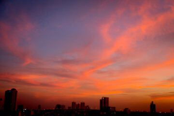 Naklejka premium Blur image of Sunset sky with city in the shadow