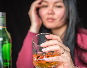 Femme buvant de l'alcool