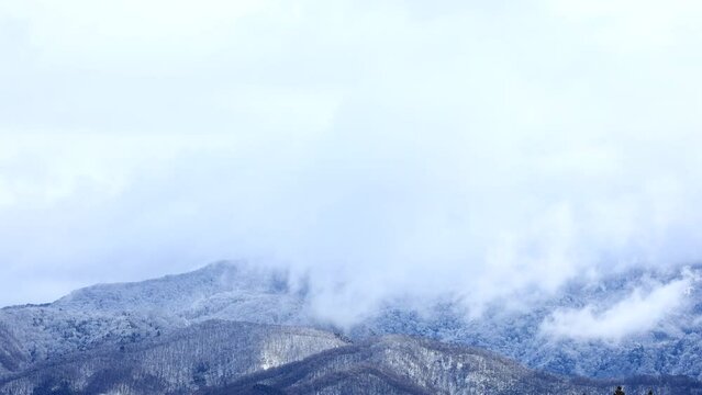 雪が積もった山の頂上　雲の動き