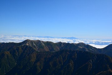 Fototapeta premium 北アルプス 槍ヶ岳から望む常念山脈（大天井岳から横通岳）と東鎌尾根 遠く雲海に浮かぶ八ヶ岳