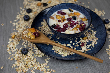 Obraz na płótnie Canvas oatmeal porridge with blueberries