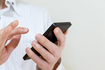 スマートフォンを操作する男性	