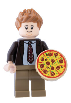 Dortmund - Deutschland 22. Februar 2024 - Lego Minifigure Mann mit Pizza	