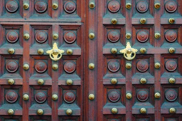 Zelfklevend Fotobehang Detail of the door to Ithnasheri Mosque, Stone Town, Zanzibar © paveldobrovsky