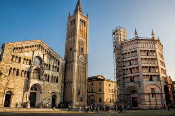 parma, italien - domplatz mit kathedrale, campanile und baptisterium - 745844447