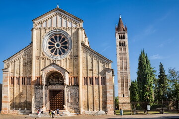 verona, italien - basilika san zeno maggioe mit campanile - obrazy, fototapety, plakaty