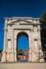 Fototapeta na wymiar verona, italien - triumphbogen arco dei gavi