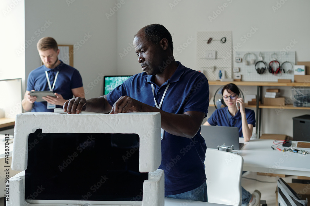 Aufkleber professional male engineer of troubleshooting center packing computer monitor after repairing while 