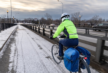 Femme à vélo traversant le pont Viau pour se rendre au travail