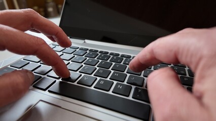 Mains de femme et clavier d'ordinateur