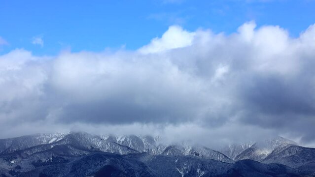 青空と山の頂上に降った雪