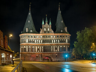 Fototapeta premium Lübeck Holstentor nachts entzerrt