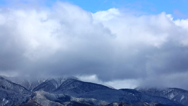 山に積もった雪　頂上　雲　青空　冬　イメージ