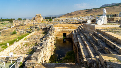 Obraz premium Ancient city Hierapolis or Holy City near of Pamukkale or Cotton Castle. Phrygian cult center of Anatolian mother goddess of Cybele