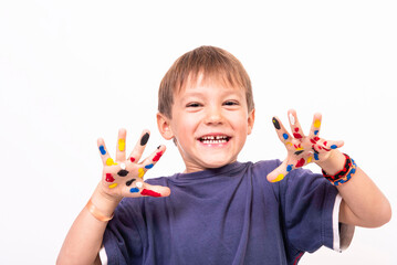 jeune garçon souriant avec de la peinture sur les mains