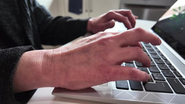 Femme tape sur un ordinateur au ralenti