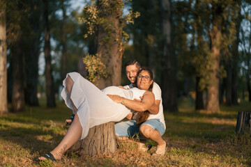 Mujer embarazada y su pareja felices al aire libre