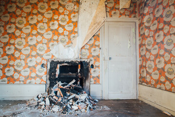 Intérieur rétro de maison. Incendie dans une cheminée. Urbex. Maison abandonnée. Maison des...