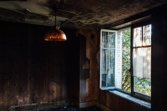 int&eacute;rieur abandonn&eacute;. Int&eacute;rieur de maison incendi&eacute;. Maison br&ucirc;l&eacute;e. D&eacute;g&acirc;ts du feu et des flammes. Maison d&eacute;truite. Urbex. Salle d&eacute;truite. 