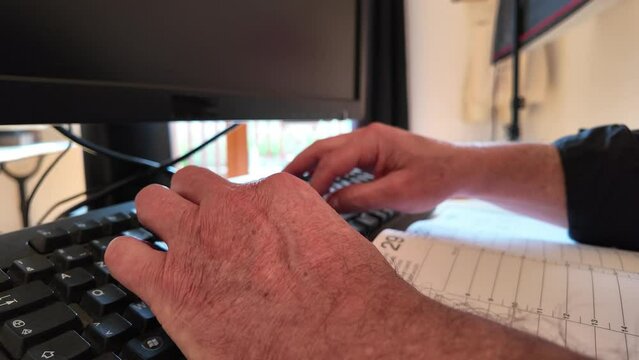 Homme saisie clavier ordinateur