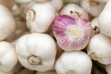 Foto auf Acrylglas Discover the flavorful essence of garlic with our fresh bulbs. Perfect for any dish, these plump cloves promise to enhance your cooking with their rich taste © DOVIET
