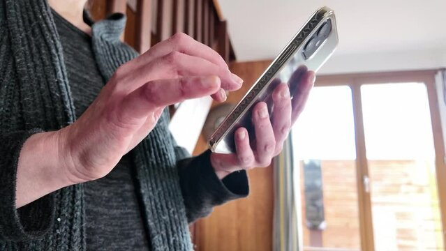 Femme qui navigue sur son t&eacute;l&eacute;phone