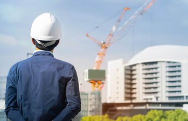 建設現場で働く男性、現場監督、ゼネコン社員