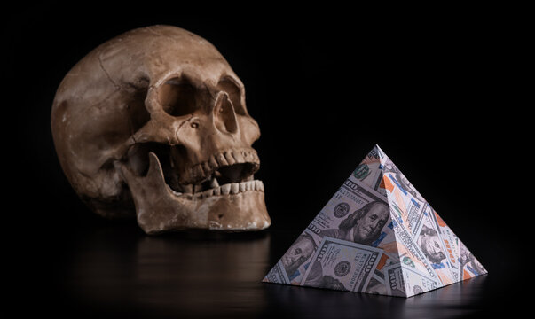 Priamida with an image of 100 US dollar bills and a human skull