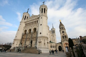 Fototapeta na wymiar Basilique de Fourvière à Lyon et vues de Lyon