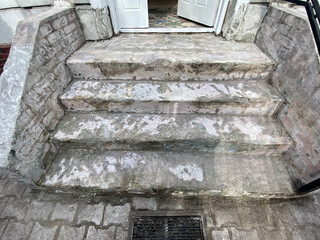 Remont schodów zewnętrznych. Skuta warstwa wierzchnie, betonowe schody w starym domu. - obrazy, fototapety, plakaty