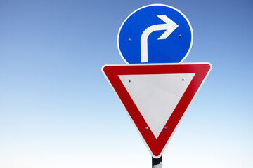 Warnschild, Vorsicht beim Rechtsabbiegen