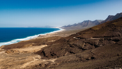 Panorama vom Strand von Cofete mit Vulkanbergen auf Fuerteventura