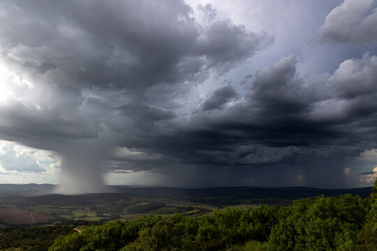 Chuva torrencial, Cabe&ccedil;a d'&aacute;gua sobre as montanhas de Minas Gerais, Brasil
