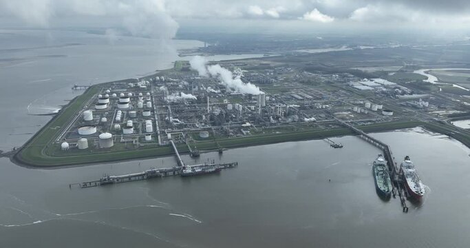Dow Chemical Terneuzen is a very large complex of chemical factories located west of Terneuzen in the Nieuw-Neuzenpolder. Production of mainly plastics.