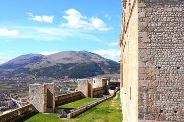 panorama della montagna con nuvole e cielo azzurro visto dal castello medievale di Celano