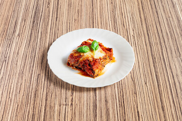 parmigiana, di, melanzane, passata, pomodoro, formaggio, basilico, cipolla, sugo, mozzarella, pepe, fritto, forno, olio, aromi, cucina, italiana, piatto, bianco, tavolo, legno, venature, marrone, pros
