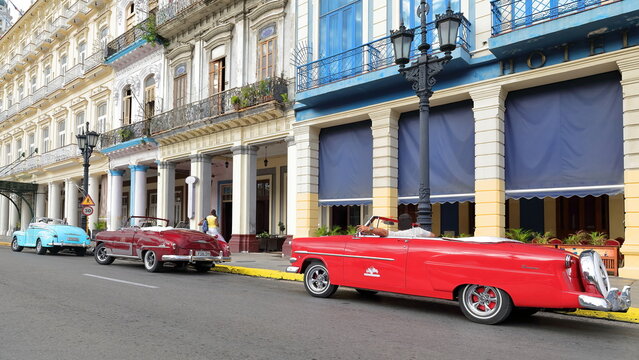 Old blue-pink-black almendron cars -yank tank, Ford and Chevrolet American classics from 1947-52-53- on Paseo del Prado promenade. Havana-Cuba-017