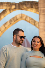 pareja enamorada en antiguo monasterio