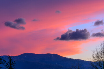 Bielsko-Biała i widok na krajobraz góry beskidy na tle kolorowego nieba po zachodzie słońca - obrazy, fototapety, plakaty